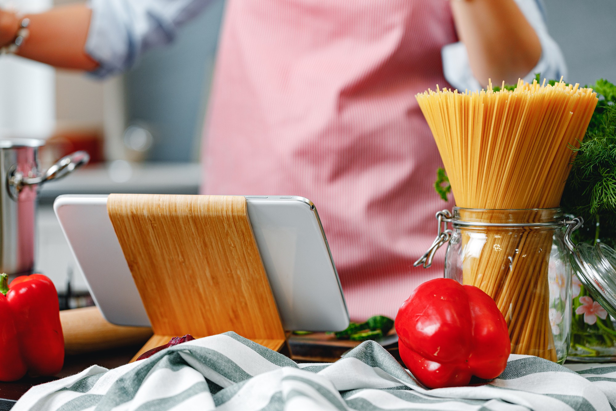 Banco cucina con ingredienti freschi e strumenti