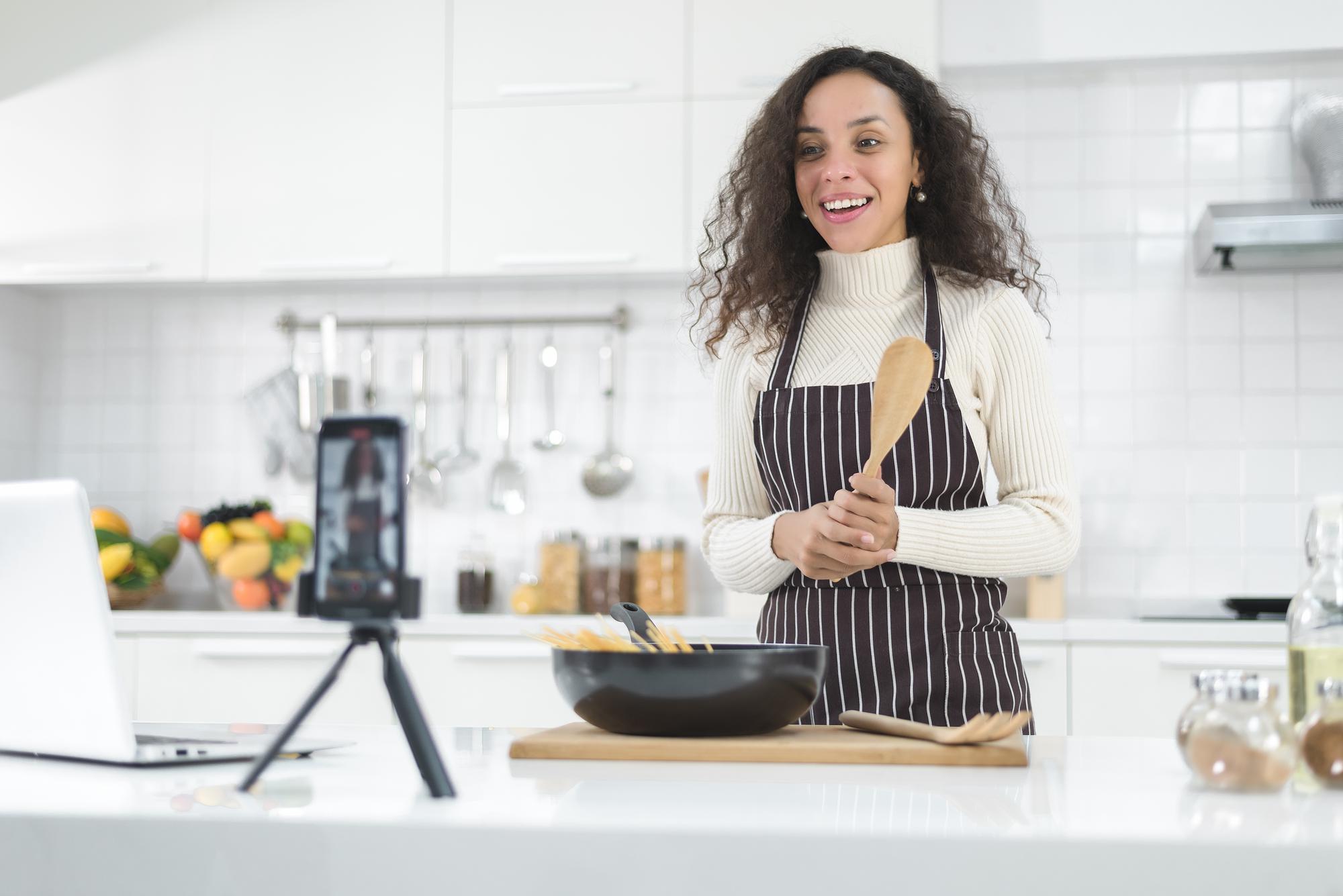 Istruttore che parla davanti alla telecamera in cucina